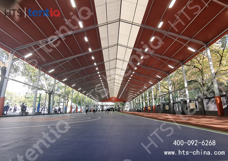 這是一座接近2500平方不規則人字形風雨籃球場篷房 這是一座接近2500平方不規則人字形風雨籃球場篷房