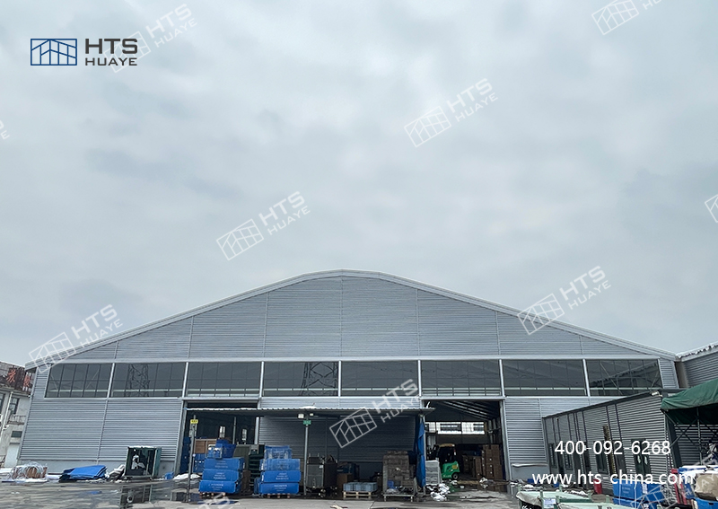 這是一家專注于大跨度抗臺(tái)風(fēng)倉儲(chǔ)篷房生產(chǎn)的專業(yè)工廠